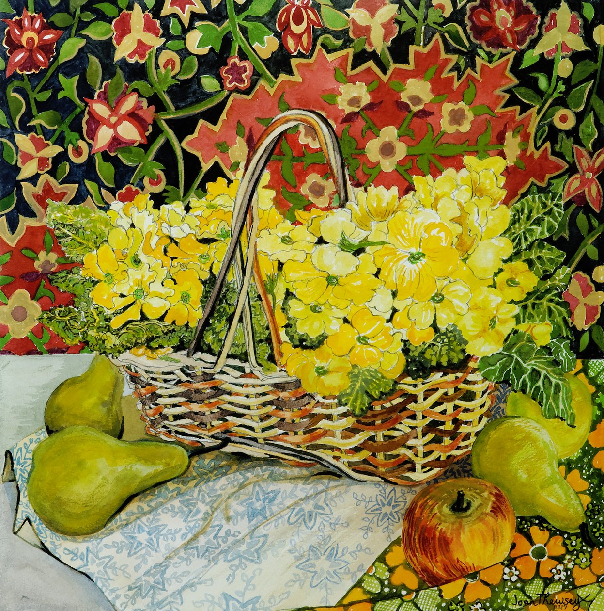 Gelbe Primeln in einem Korb, mit Früchten und Textilien von Joan Thewsey