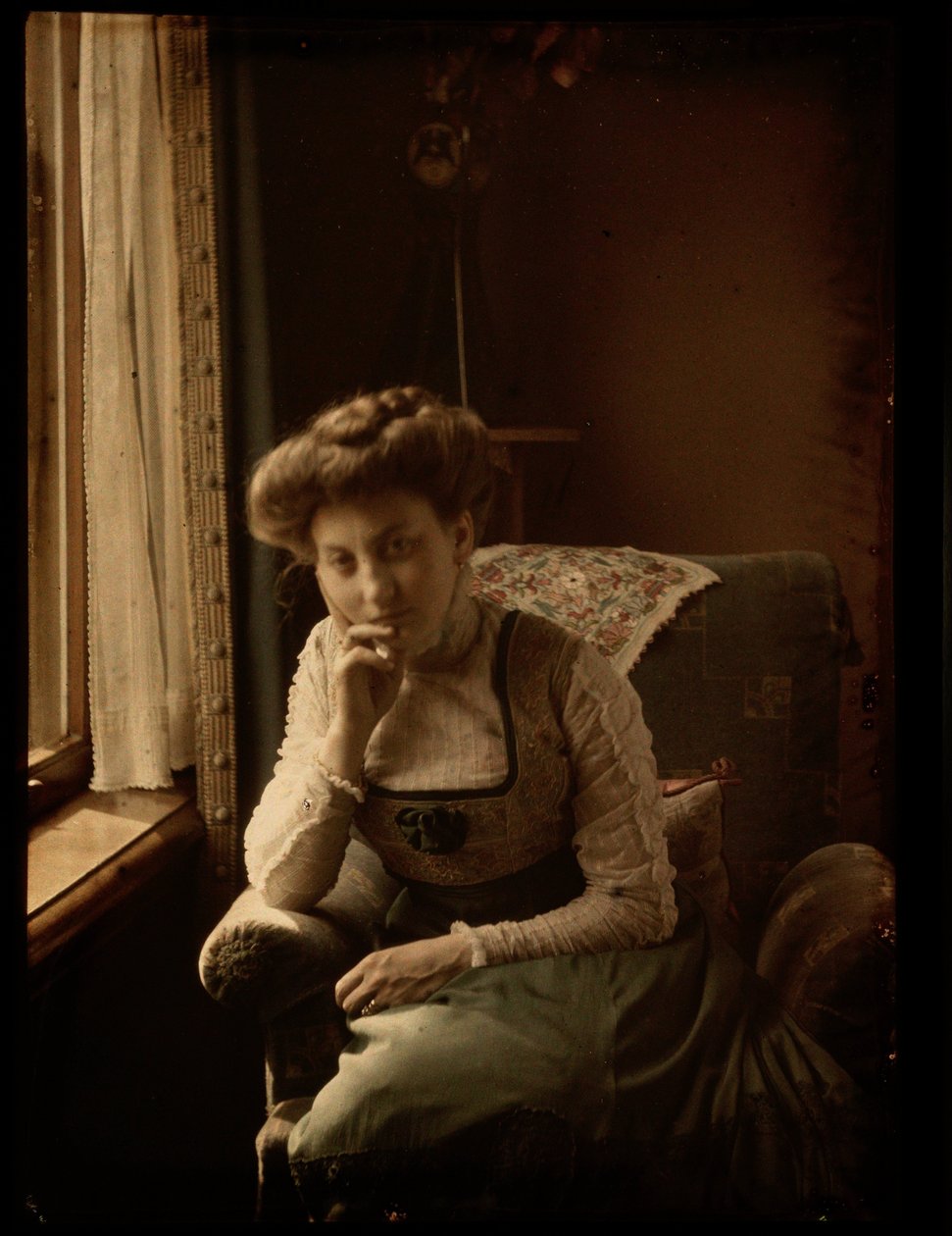 Frau sitzt am Fenster von Johannes Hendrikus Antonius Maria Lutz