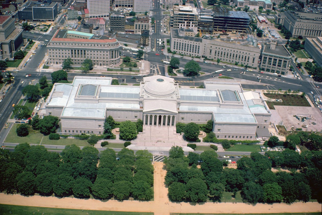 Luftaufnahme des Westgebäudes der National Gallery of Art, fertiggestellt 1941 von John Russell Pope