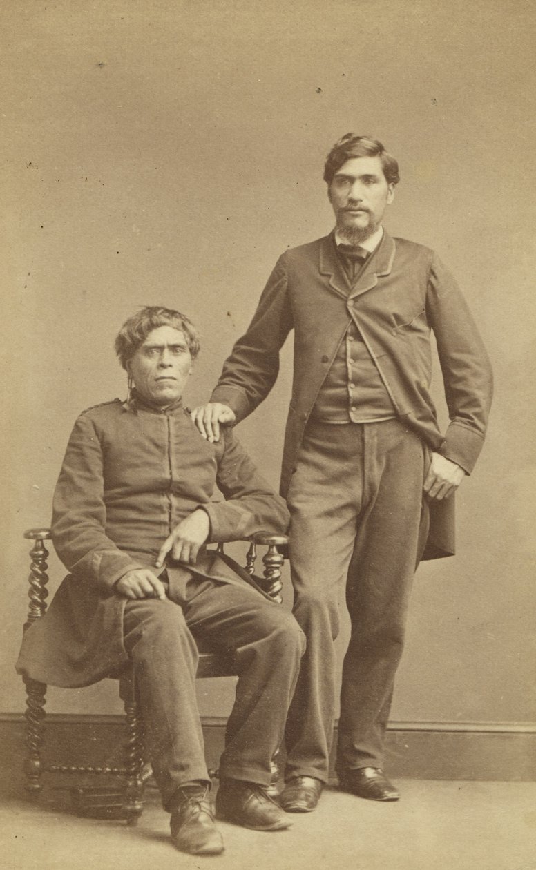 Wharepapa und Horomona Te Atua (Solomon der Gott) ca. 1863 (Albuminabzug) von John Beattie