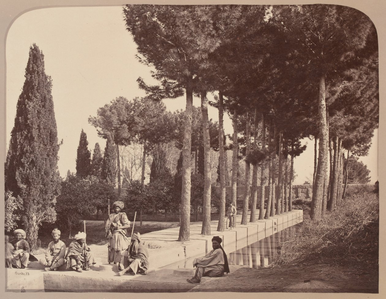 Afghanische Stammesangehörige ruhen sich in Baburs Gärten, Jalalabad, 1878 aus von John Burke