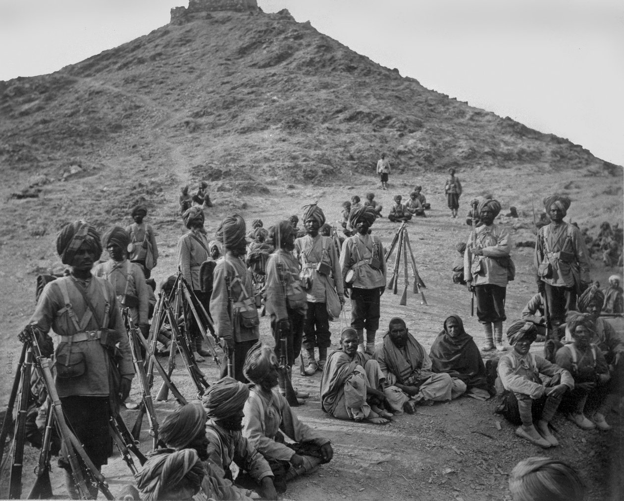 Halt von Gefangenen aus Bassaule mit einer Eskorte der 45. einheimischen Infanterie am Khurd Khyber von John Burke