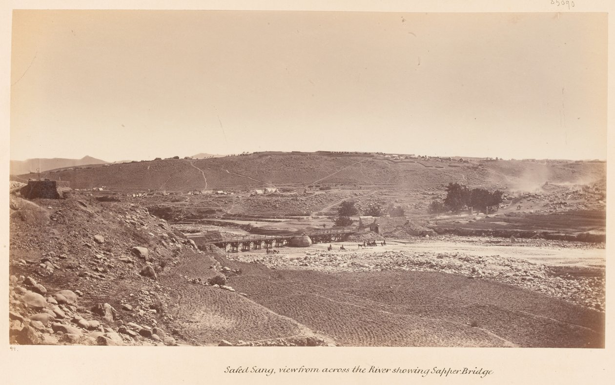 Safed Sang, Blick über den Fluss auf die Sapper-Brücke, um 1878 von John Burke