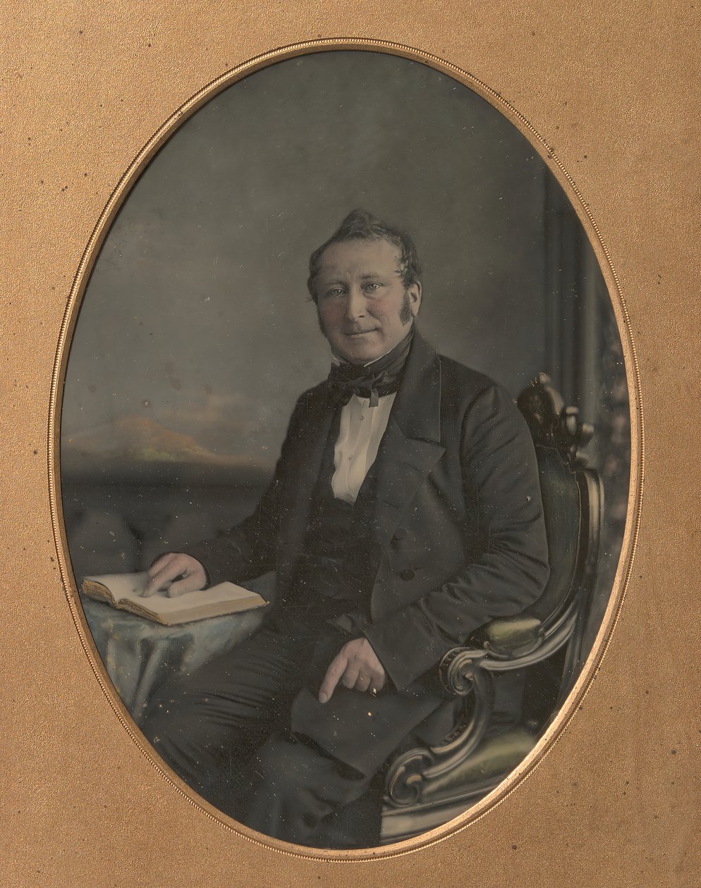 Sitzender Mann zeigt auf eine Passage in einem offenen Buch, 1850er von John Jabez Edwin Mayall