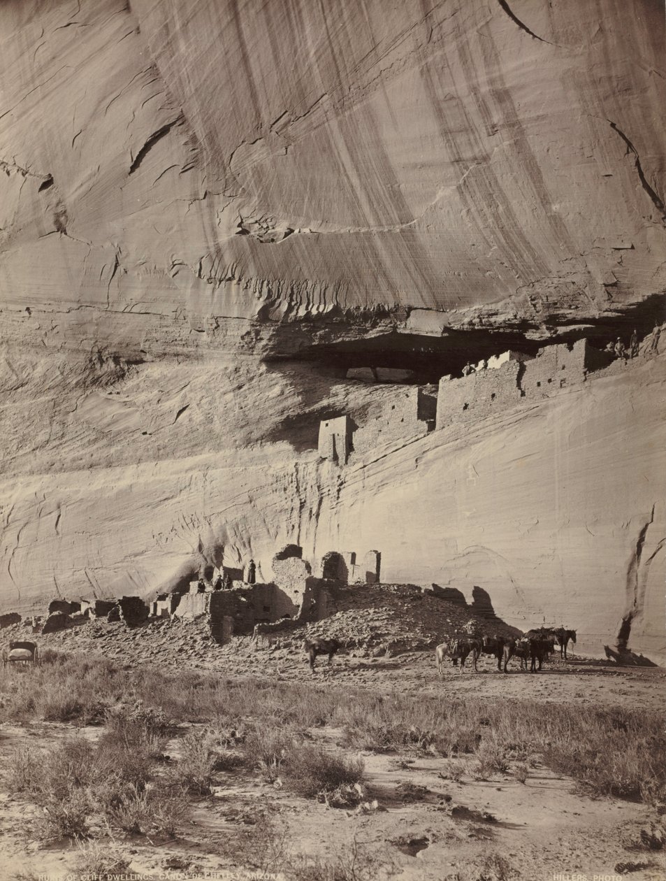 Ruinen der Klippenwohnungen, Cañon de Chelly, Arizona, ca. 1879-1881 von John K. Hillers