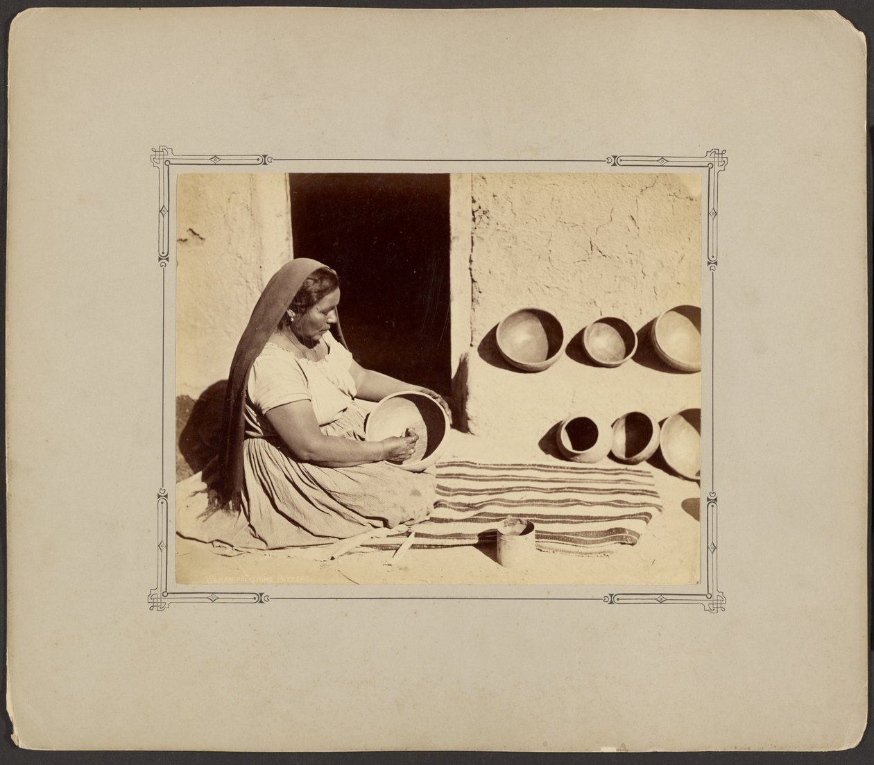Frau beim Polieren von Töpferwaren von John K. Hillers