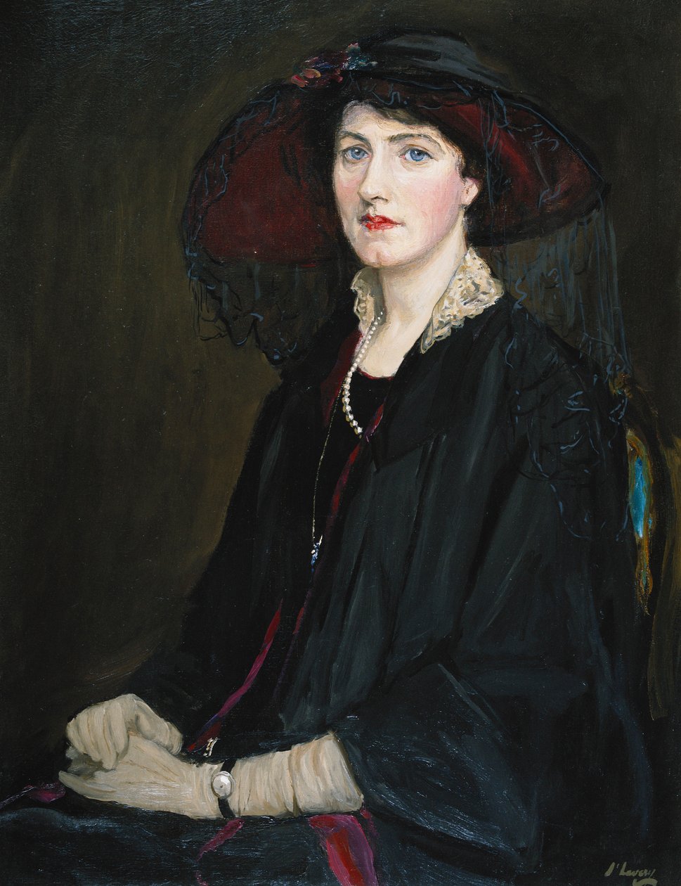 Porträt von Lady Raeburn, sitzend, halblang, in einer Spitzenjacke, Perlenkette und schwarzem Hut von John Lavery