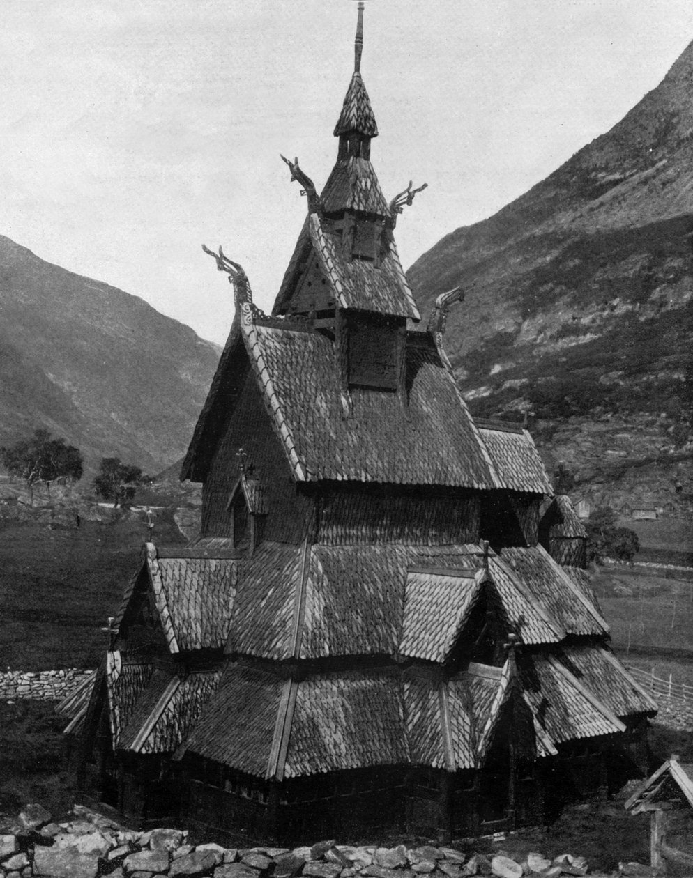 Borgund Holzkirche in Norwegen (12. Jahrhundert) von John Lawson Stoddard