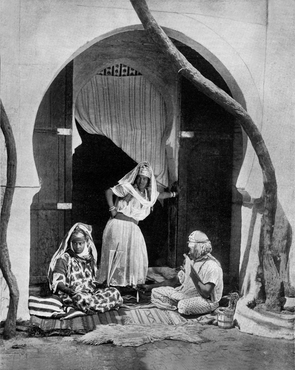 Gruppe maurischer Frauen, Algerien, ca. 1890, Foto von John Lawson Stoddard (1850-1931) Reisender und Konferenzredner, Bildungswerk für Chicago von John Lawson Stoddard