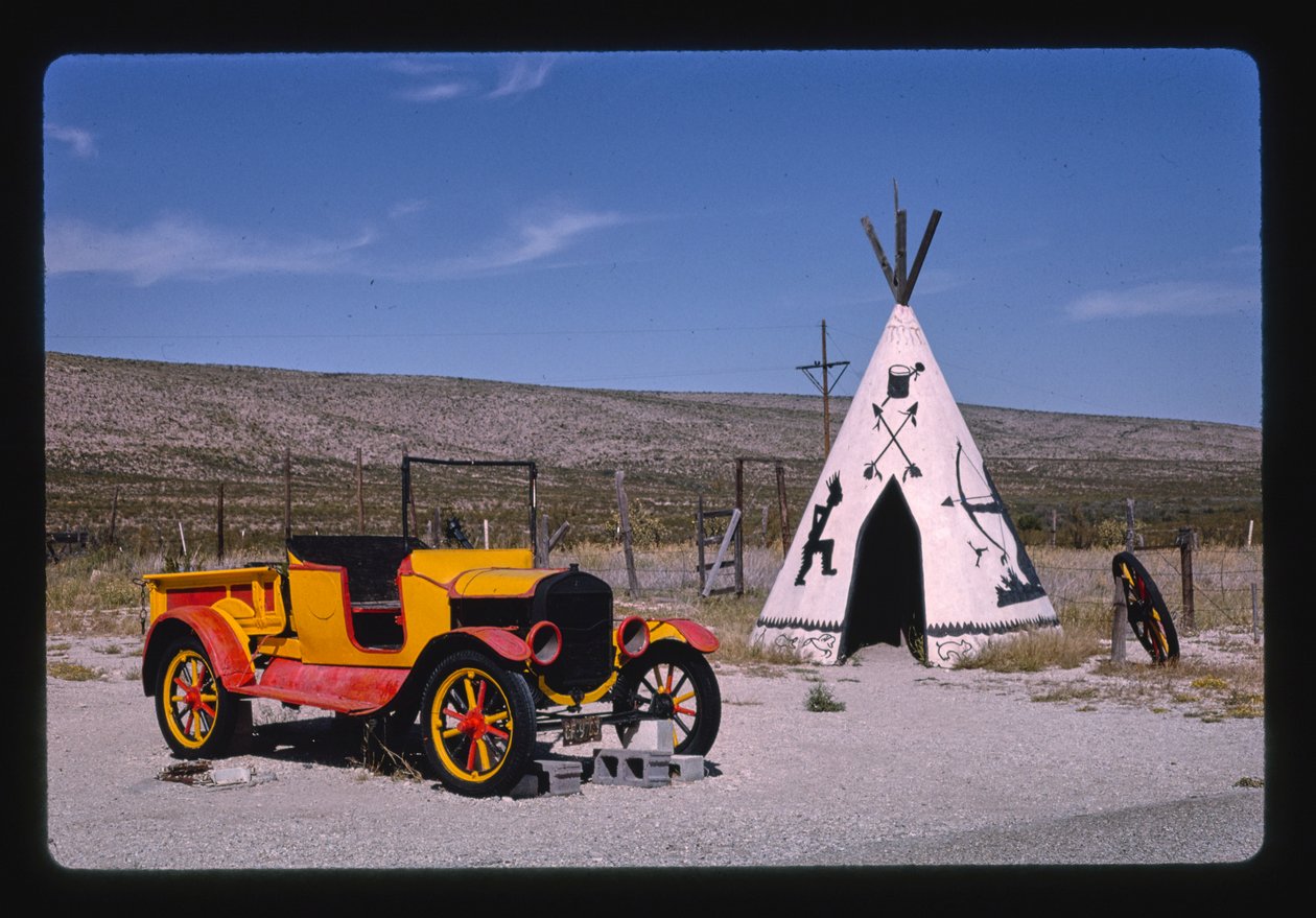 Apache Canyon Trading Post, Tipi und Auto, Routen 62 und 180, Whites City, New Mexico, USA von John Margolies