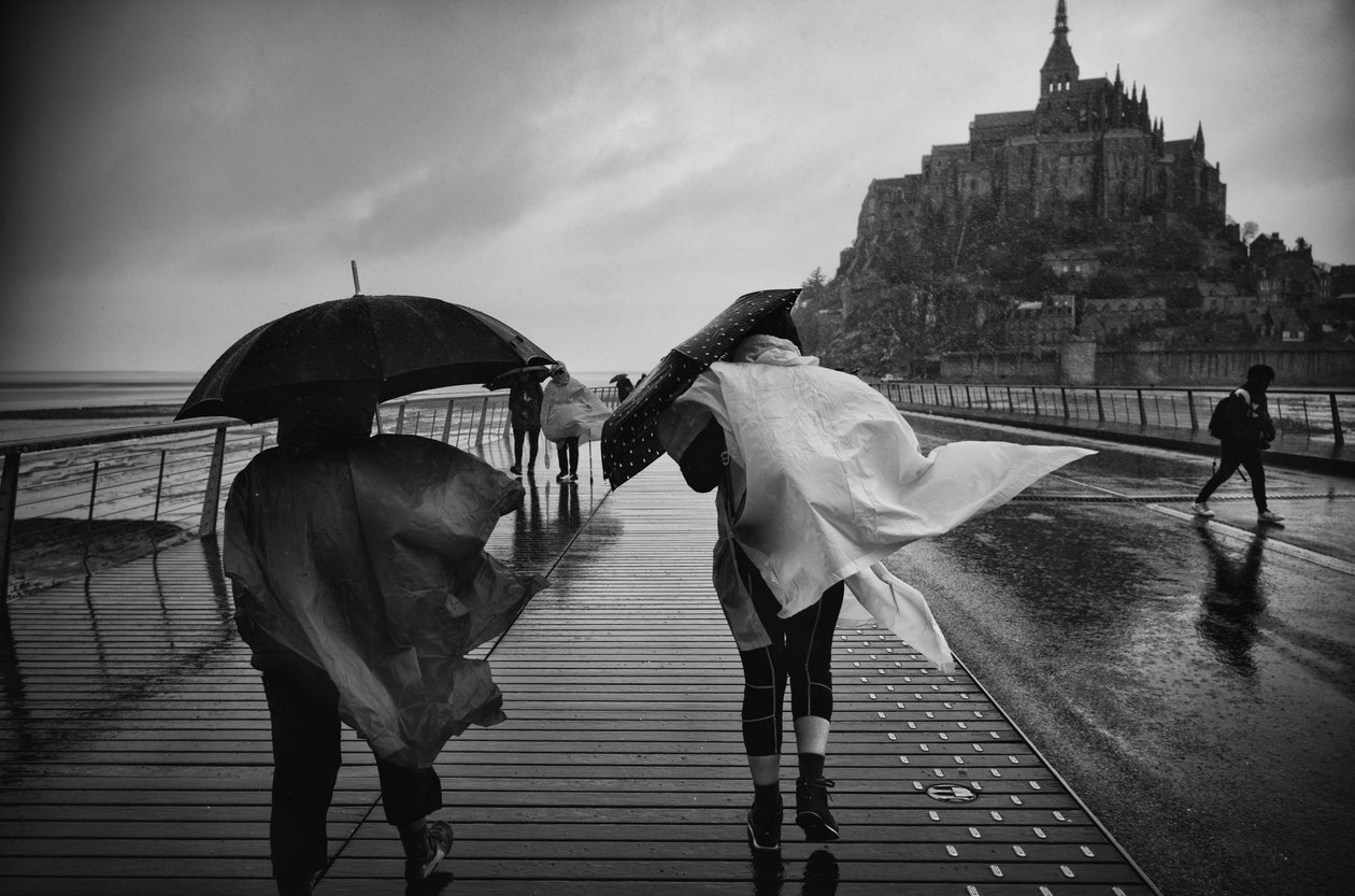 Auf dem Weg nach Mont St Michel, 2022 von Jon Nicholson