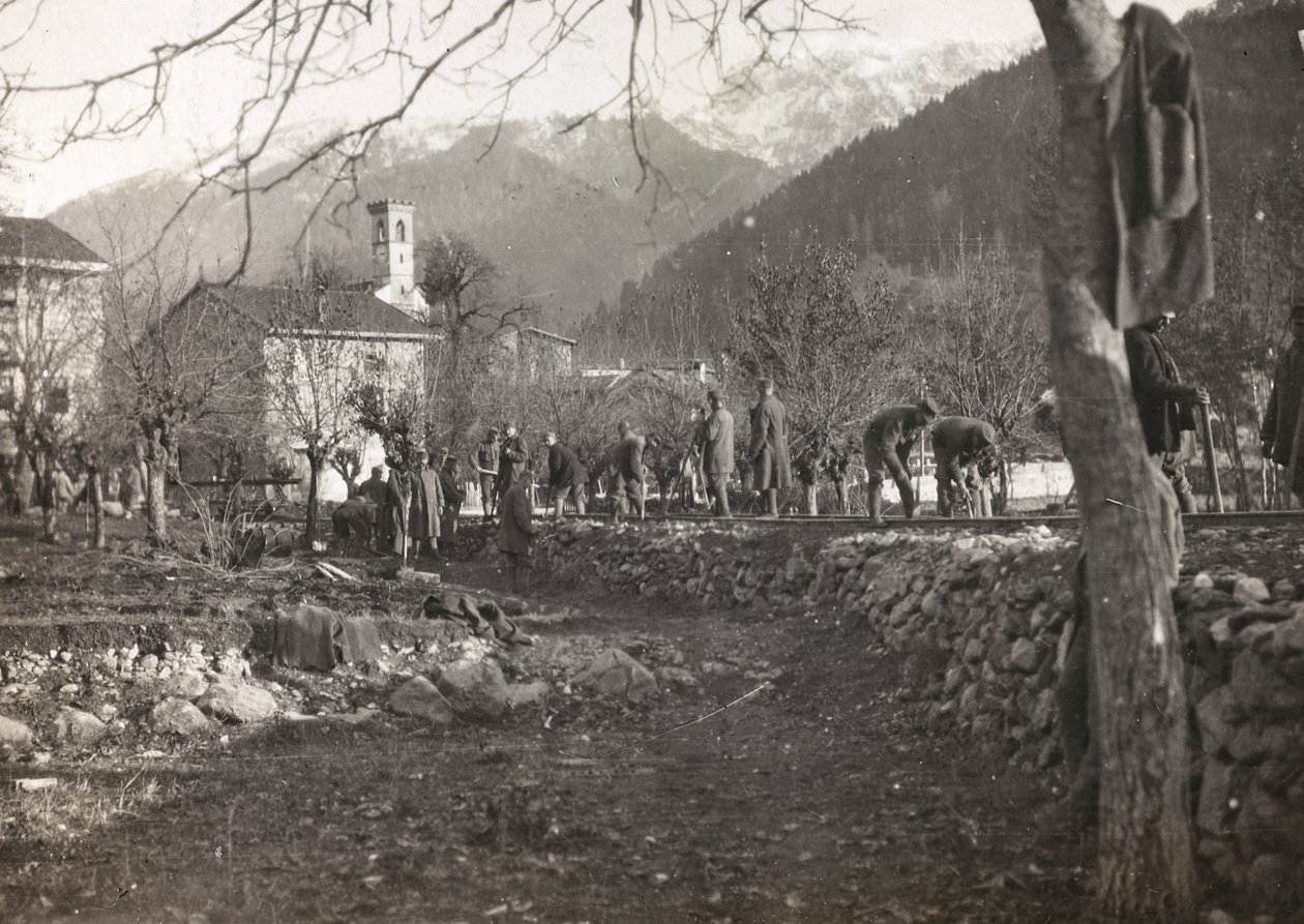 Album "Meine Weltkriegs-Erinnerungen Südwestfront (Kärnten, Italien, Südtirol) 31/03/1915-12/11/1918 - Josef Zohles Wien": Soldaten bei der Arbeit von Josef Zohles