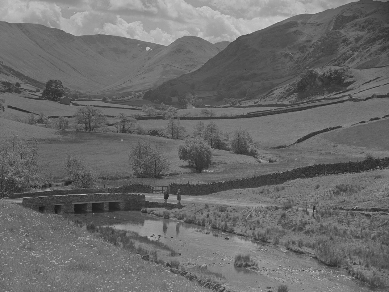 Blick über eine Brücke, Bach, Felder und Hügel von Joseph Hardman