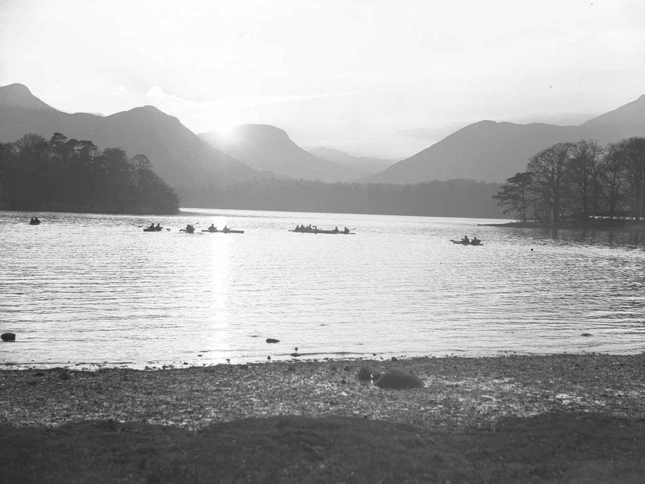 Eine Ansicht von Menschen, die auf Derwentwater Kanu fahren, entweder bei Sonnenaufgang oder Sonnenuntergang von Joseph Hardman