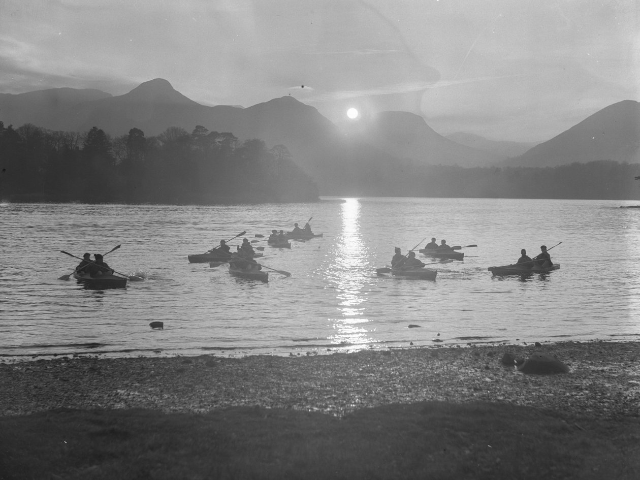 Eine Ansicht von Menschen, die auf Derwentwater Kanu fahren, entweder bei Sonnenaufgang oder Sonnenuntergang von Joseph Hardman
