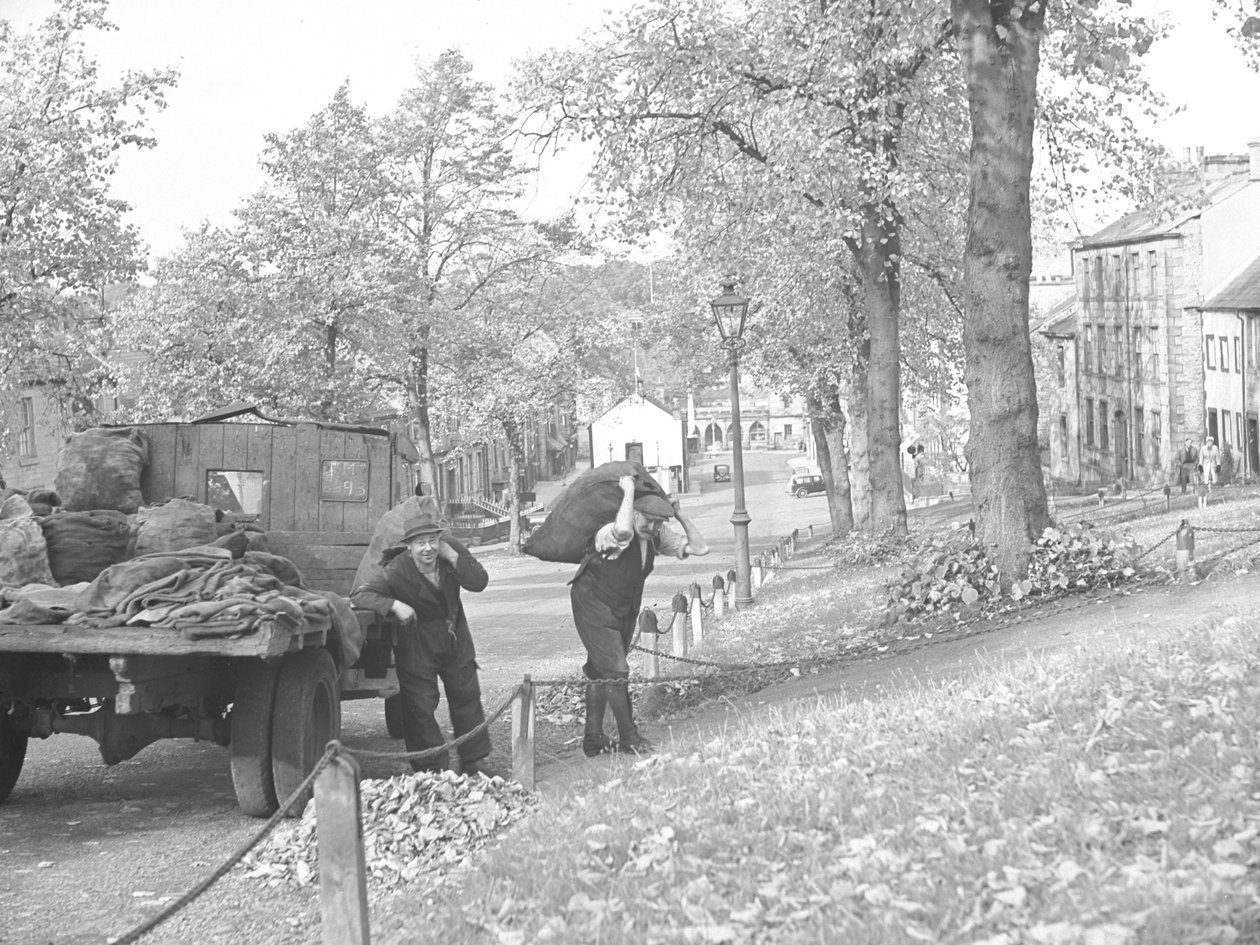 Lkw auf der Straße mit zwei Kohlenmännern, die Kohlesäcke tragen von Joseph Hardman