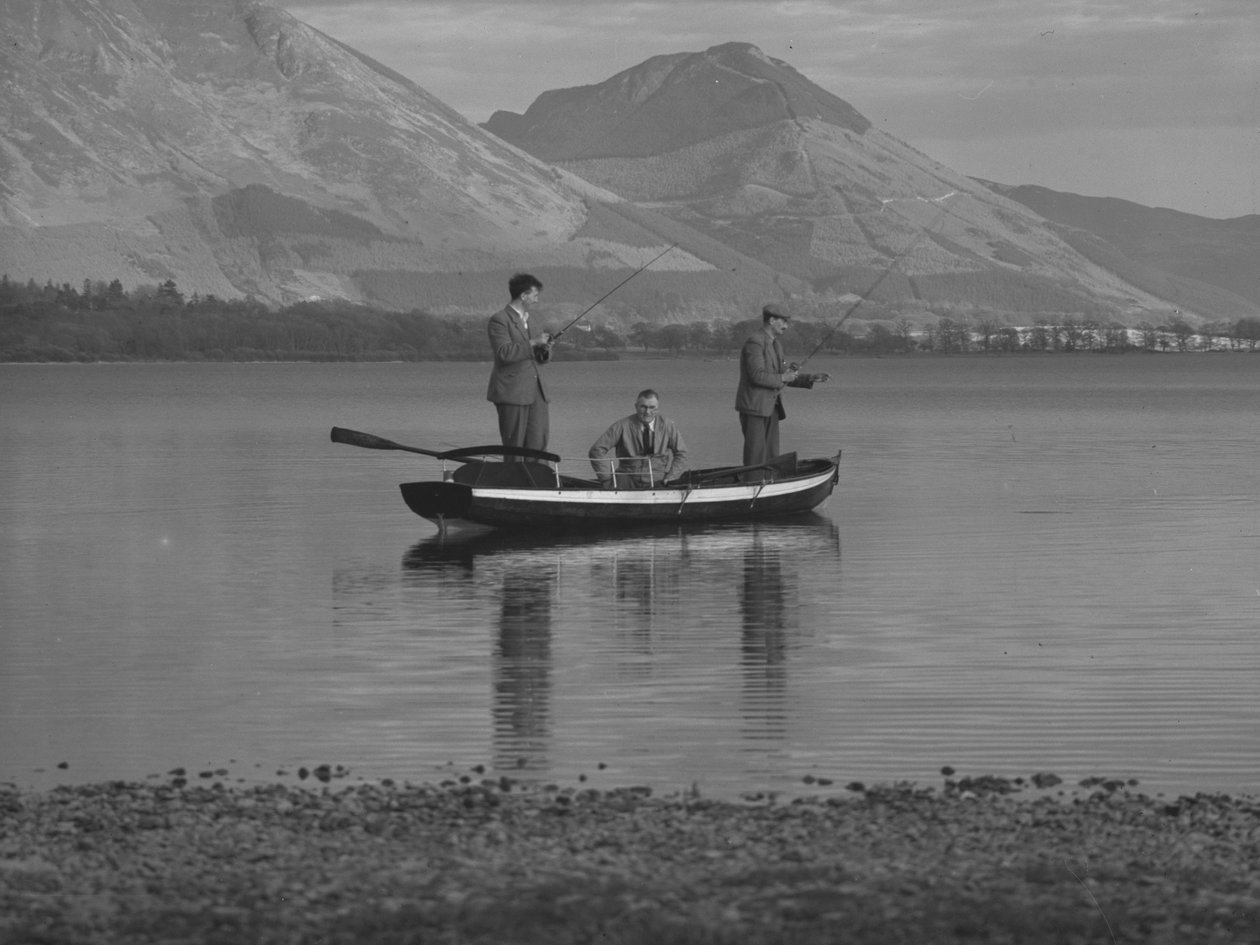 Drei Männer in einem Ruderboot auf einem See beim Angeln, ein Mann sitzt, Hügel im Hintergrund von Joseph Hardman