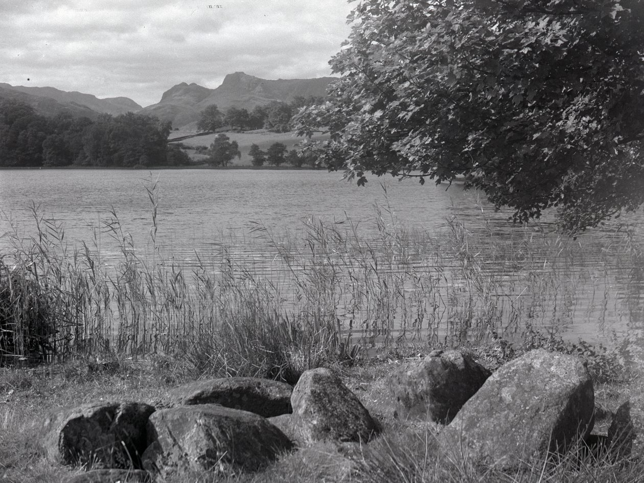 Blick über Loughrigg Tarn, im Vordergrund einige Steine im Boden von Joseph Hardman