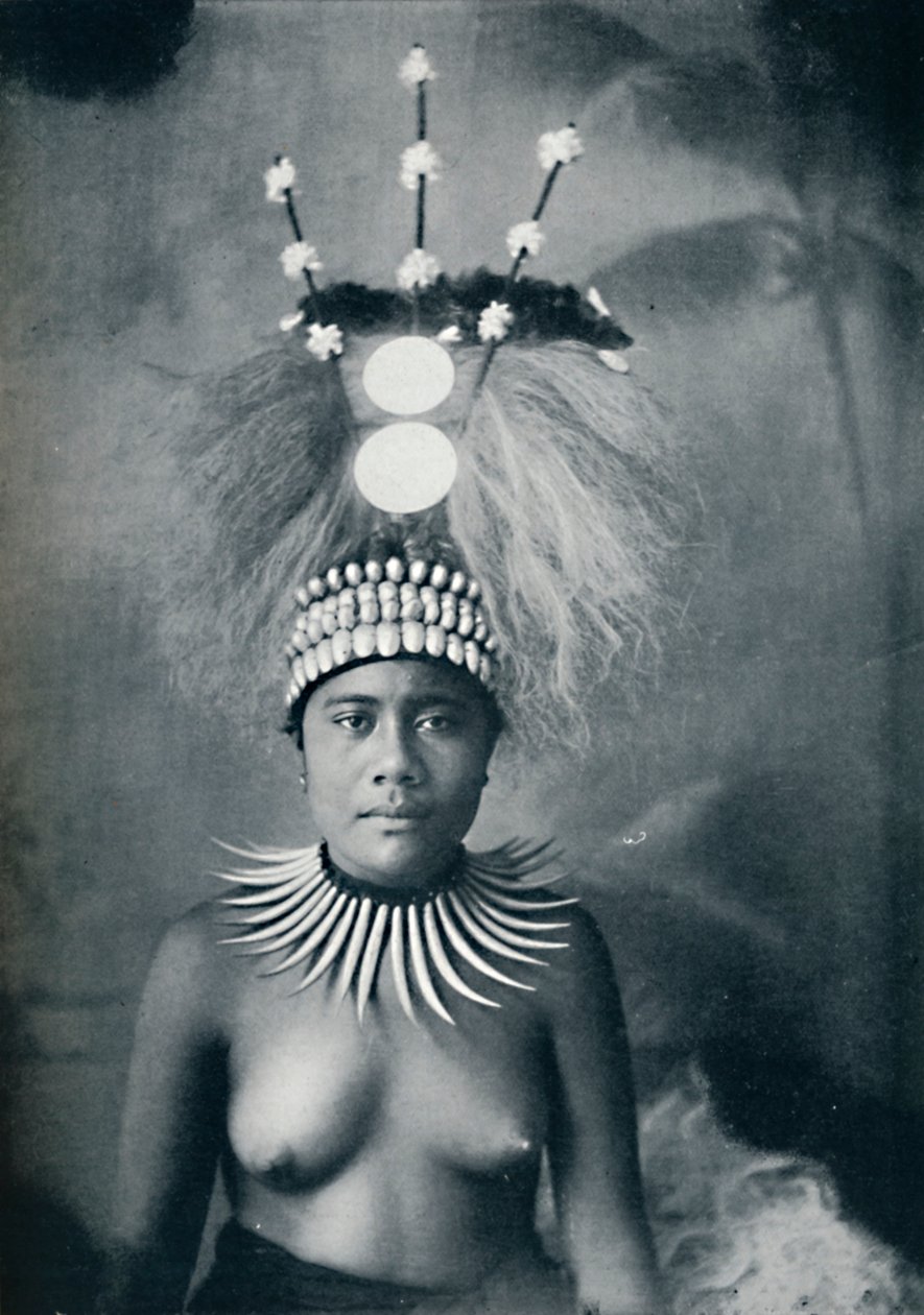 Eine samoanische Frau mit einem Kragen aus Pottwalzähnen und einem zeremoniellen Kopfschmuck, 1902 von Josiah Martin