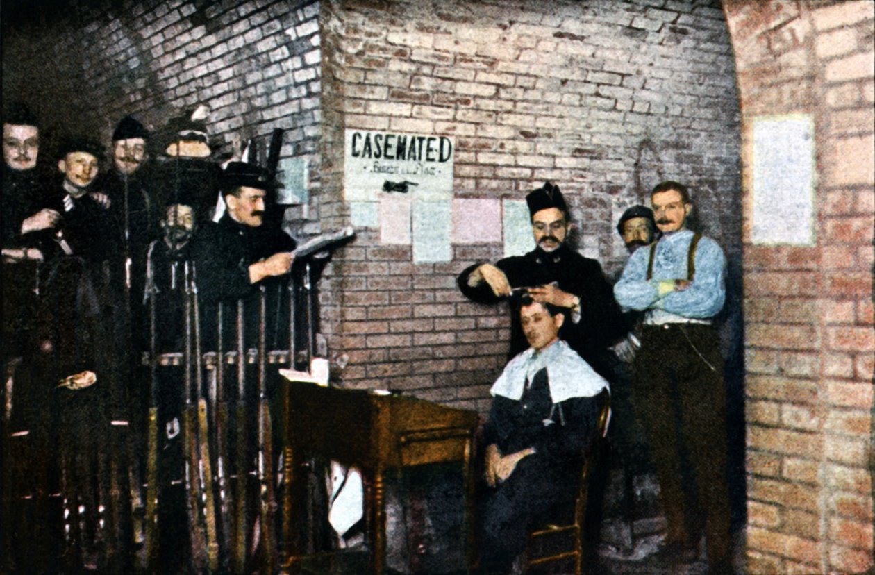 Französische Soldaten und ein Friseur in den Kasematten, Verdun, September 1916 von Jules Gervais Courtellemont