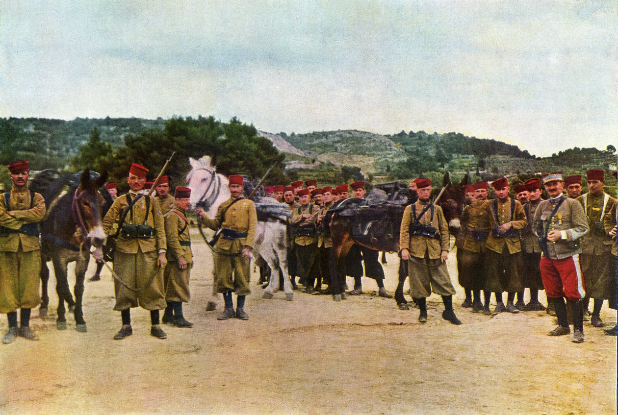 Marokkanische Schützen und ein französischer Offizier während der Schlacht an der Marne östlich von Paris, September 1914 (Autochrom) von Jules Gervais Courtellemont