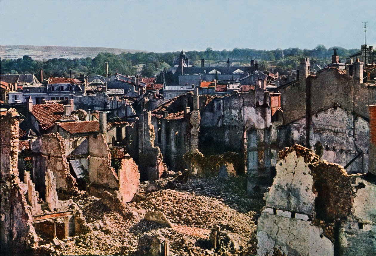 Ansicht von Verdun nach 8 Monaten Bombardierung, September 1916 von Jules Gervais Courtellemont