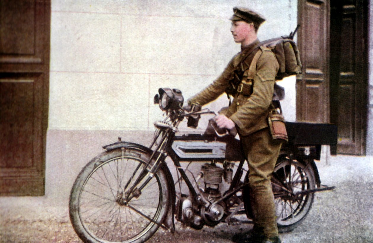 Ein englischer Kurier startet während der Schlacht an der Marne östlich von Paris, September 1914 (Autochrom) von Jules Gervais Courtellemont