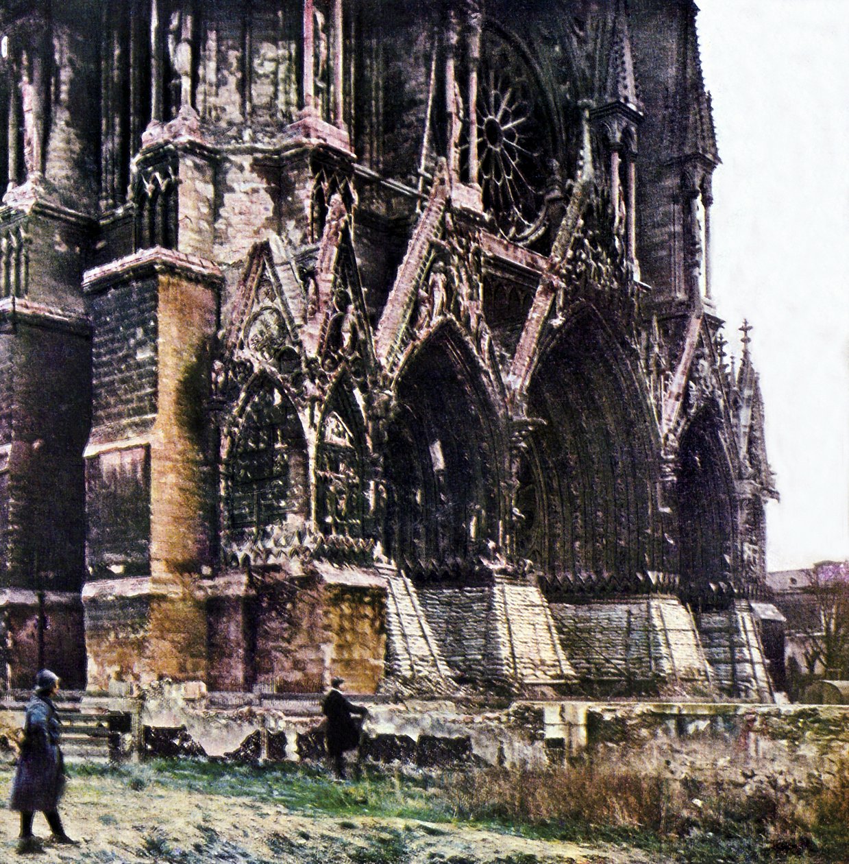 Die beschädigte Kathedrale von Reims während der Schlacht an der Marne östlich von Paris, September 1914 (Autochrom) von Jules Gervais Courtellemont