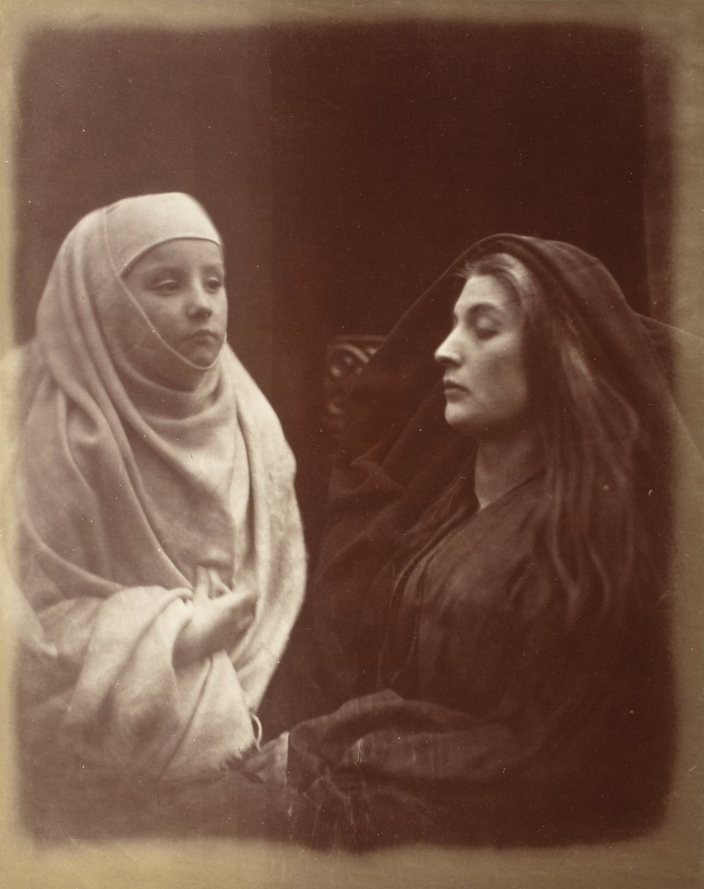 Die kleine Novizin und Königin Guinevere im Heiligen Haus von Almsbury von Julia Margaret Cameron