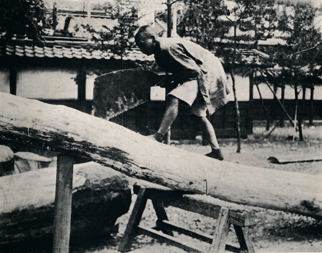 Sägen und Hobeln werden mit einer ziehenden statt einer treibenden Bewegung ausgeführt, um 1900, 1921 von Julian Leonard Street