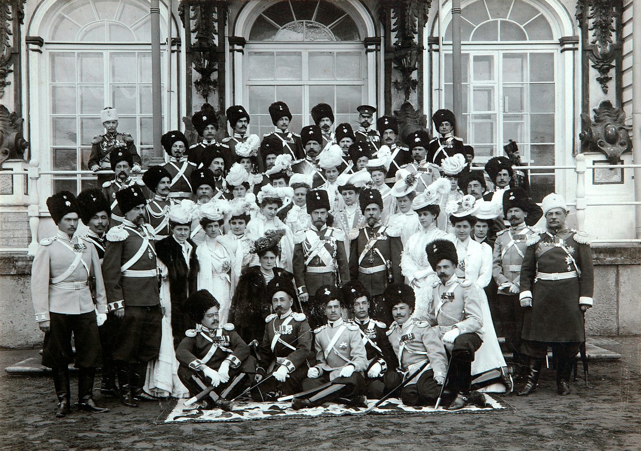 Russische kaiserliche Familie vor dem Katharinenpalast, Zarskoje Selo, Russland, frühes 20. Jahrhundert von K. von Hahn