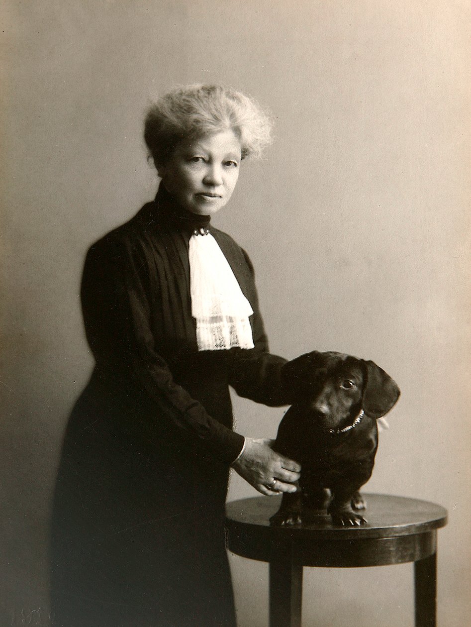 Alexandra Beketova-Blok, russische Autorin und Übersetzerin, mit ihrem Haustierhund, frühes 19. Jahrhundert von Karl August Fischer