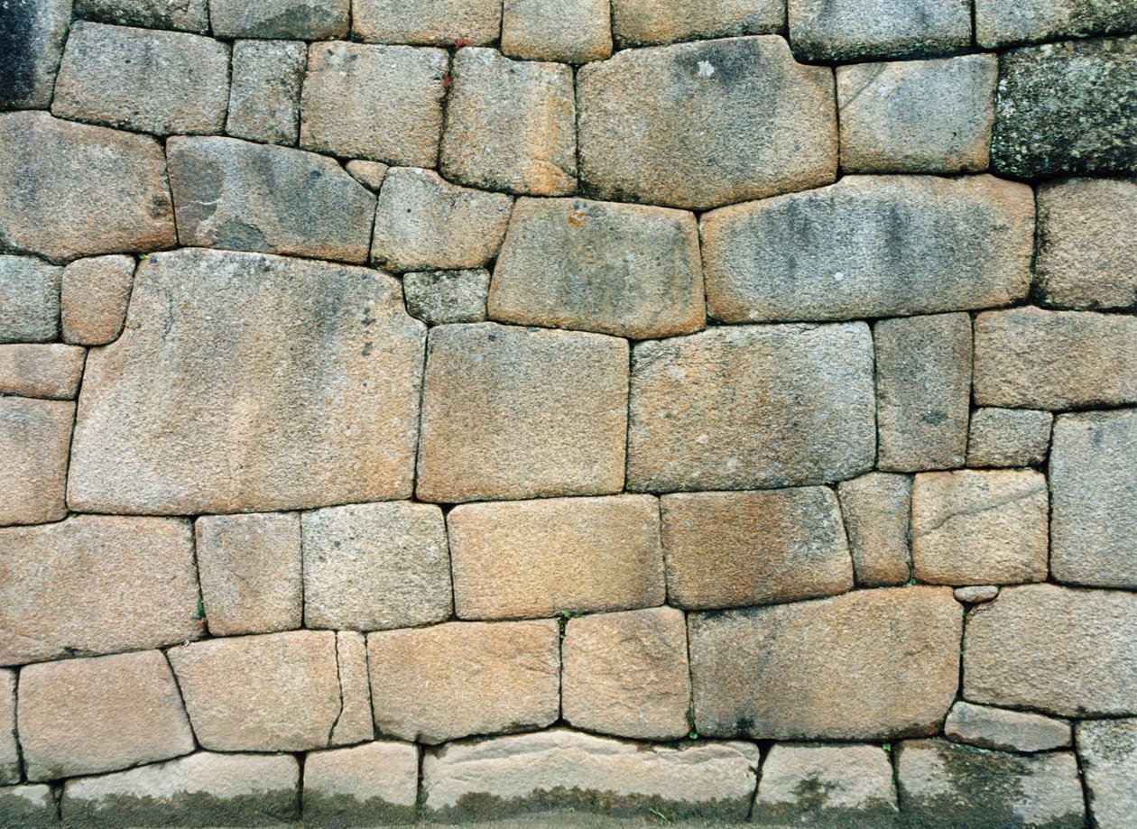 Detail der Steinmetzarbeit aus der Inka-Siedlung von Katie Attenborough