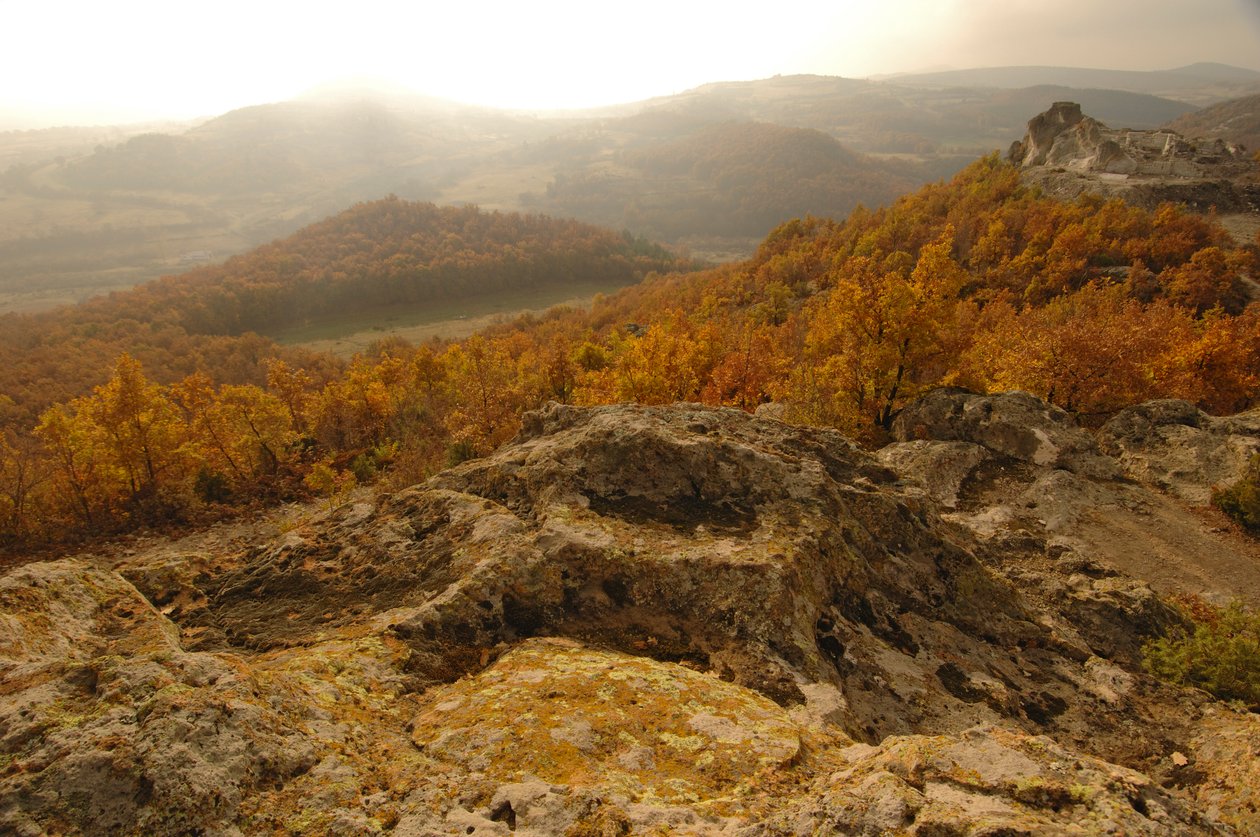 Bulgarische Goldrausch-Geschichte, mm7384, Tatul-Stätte, Provinz Kardjali, Heimat des Orpheus, 2006 (Foto) von Kenneth Garrett