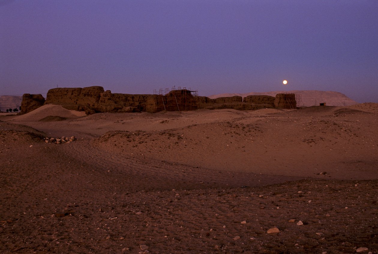 Vollmond über Shunet von Khasekhemuy, Abydos, Ägypten, 2005 von Kenneth Garrett