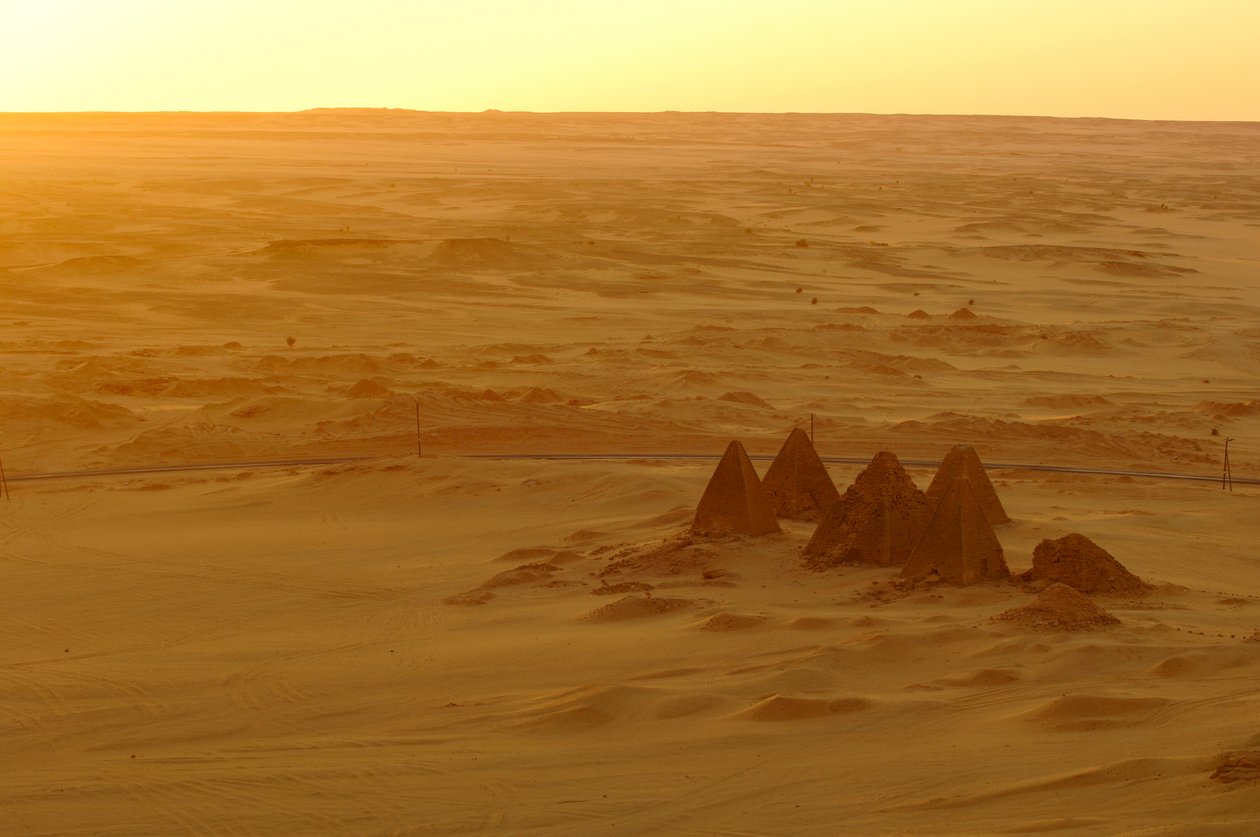 Gebel Barkal, Tempelkomplex, Pharao Taharka, Mut-Tempel, B300, Kareima-Stadt, Nilri... von Kenneth Garrett