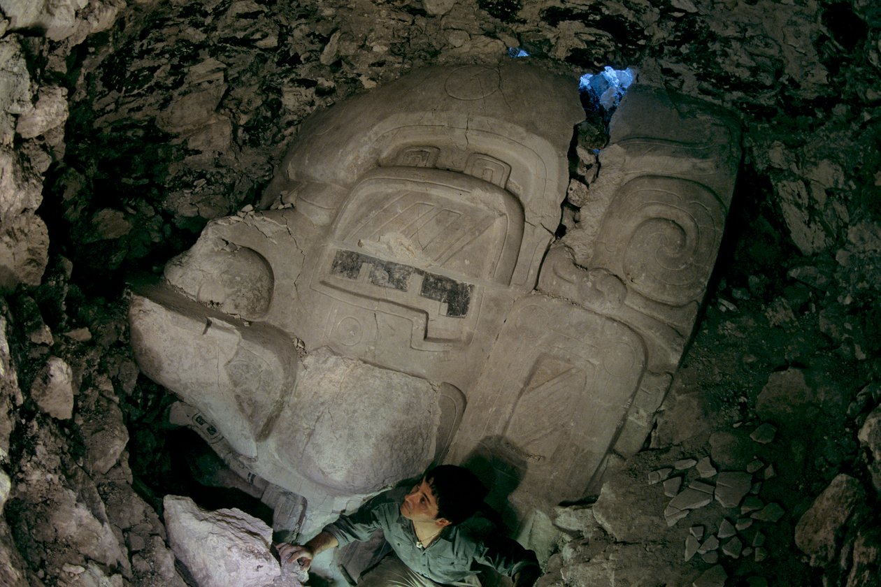 Große frühklassische Stuckmaske, Cival, Holmul, Guatemala, Maya, Francisco Estradabelli, 2008 (Foto) von Kenneth Garrett