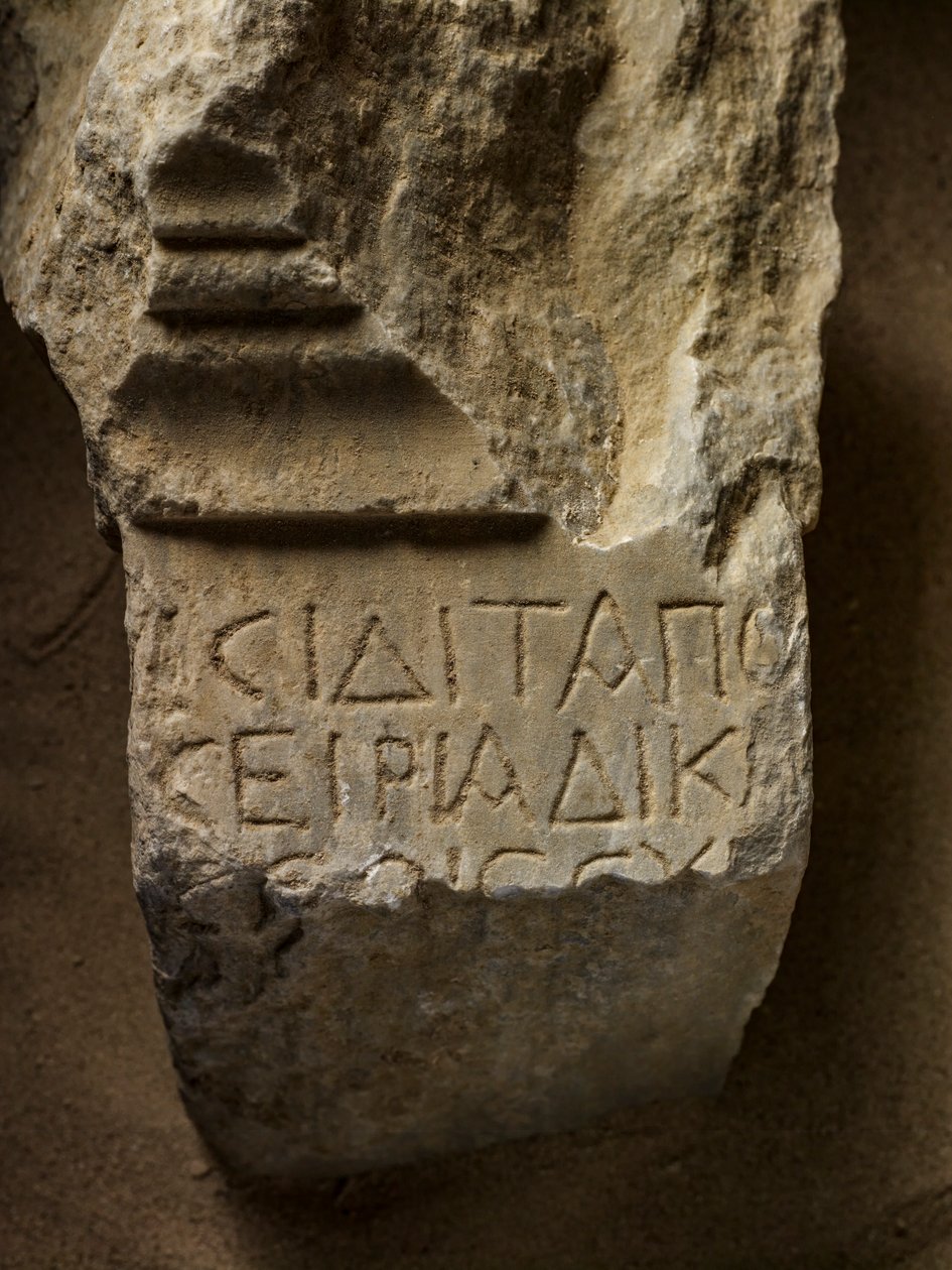 Letzte Pharaonen, MM7836, Ägypten, Taposiris Magna, Kathleen Martinez, Ausgrabung, Statue, 2011 von Kenneth Garrett