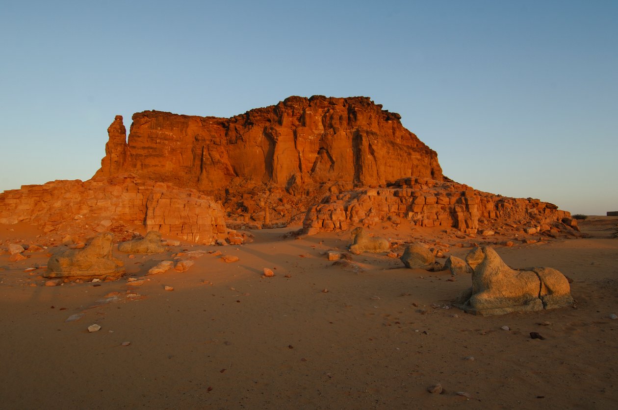 Monduntergang und Sonnenaufgang, Tempel von Taharka, Widdertor, Gebel Barkal, Tempelkomplex, Pharao, 2007 von Kenneth Garrett
