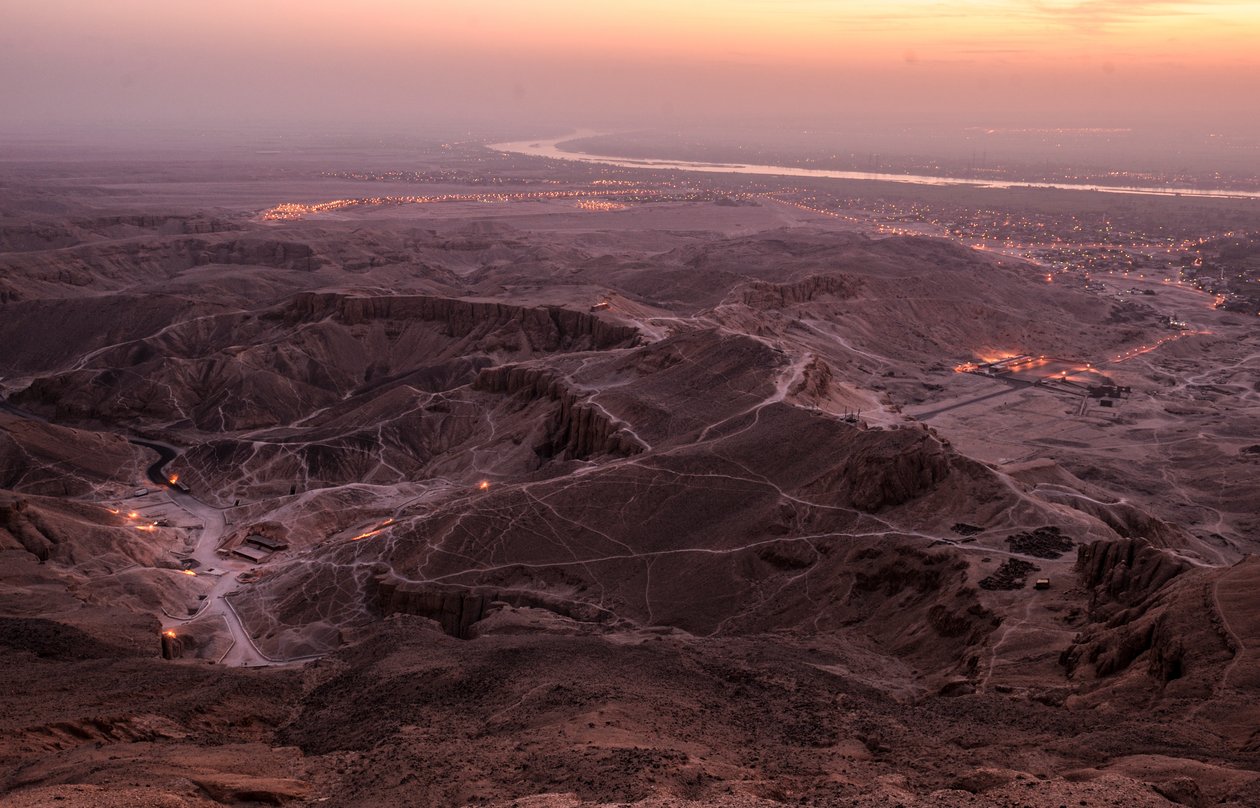Sonnenaufgang über dem Tal der Könige, gesehen vom Gipfel des el-Qurn, 2003 (Foto) von Kenneth Garrett