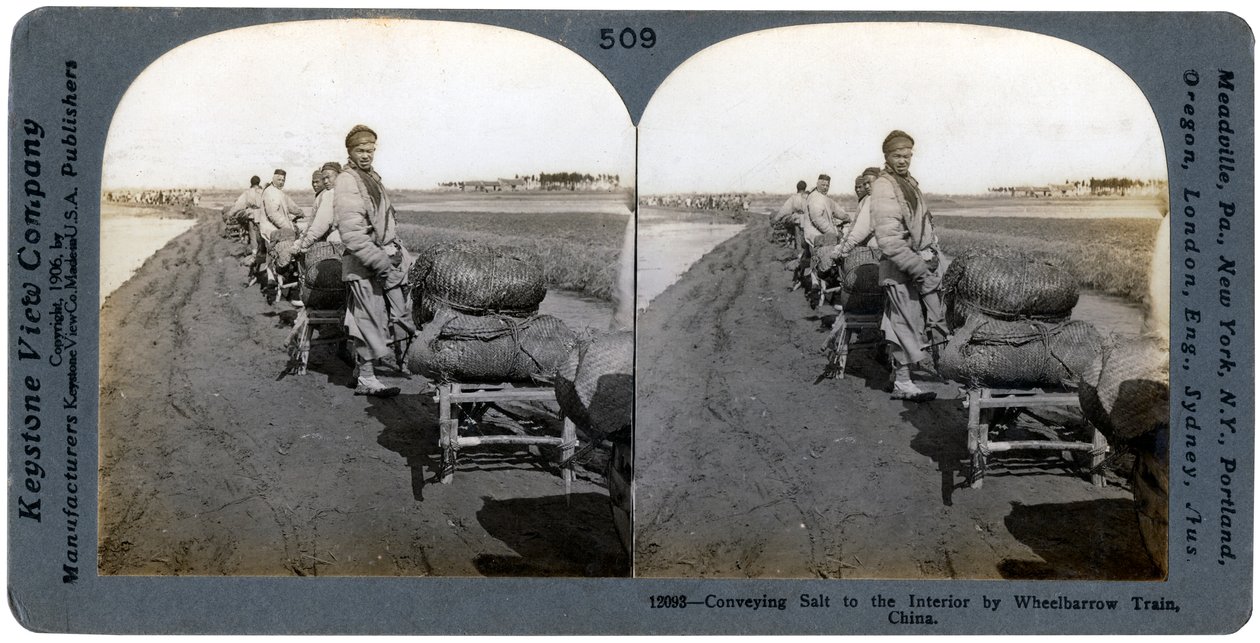 Salztransport ins Landesinnere mit Schubkarrenbahn, China, 1906 von Keystone View Company