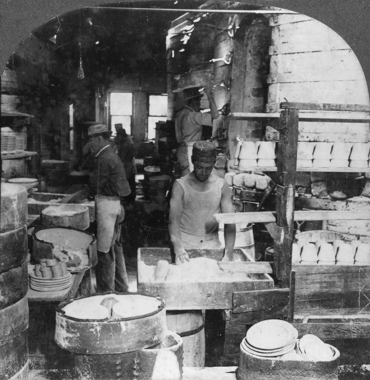 Brennen von Geschirr im bekannten Töpferzentrum, Trenton, New Jersey, USA, frühes 20. Jahrhundert von Keystone View Company