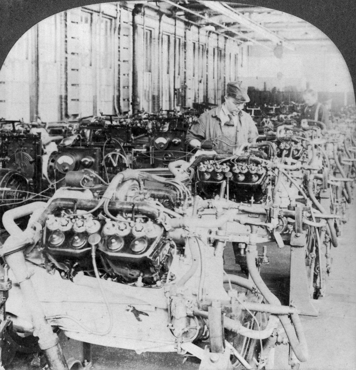 Testen von Motoren in einer Autofabrik, Detroit, Michigan, USA, 20. Jahrhundert von Keystone View Company