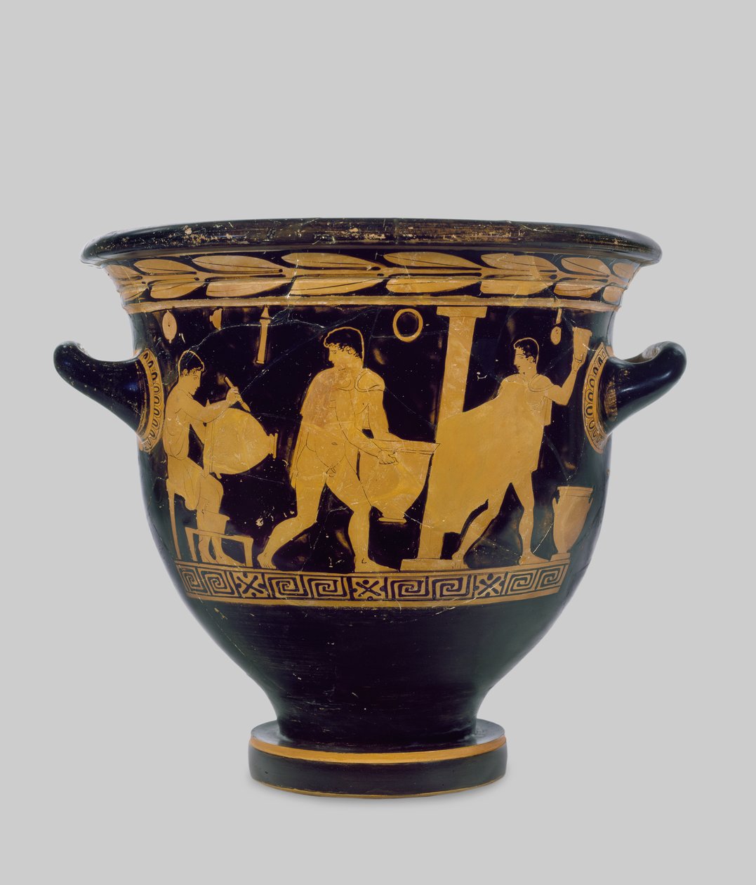Attische rotfigurige Glockenkrater, dekoriert mit dem Inneren einer Töpferwerkstatt, ca. 430-425 v. Chr. von Komaris Painter