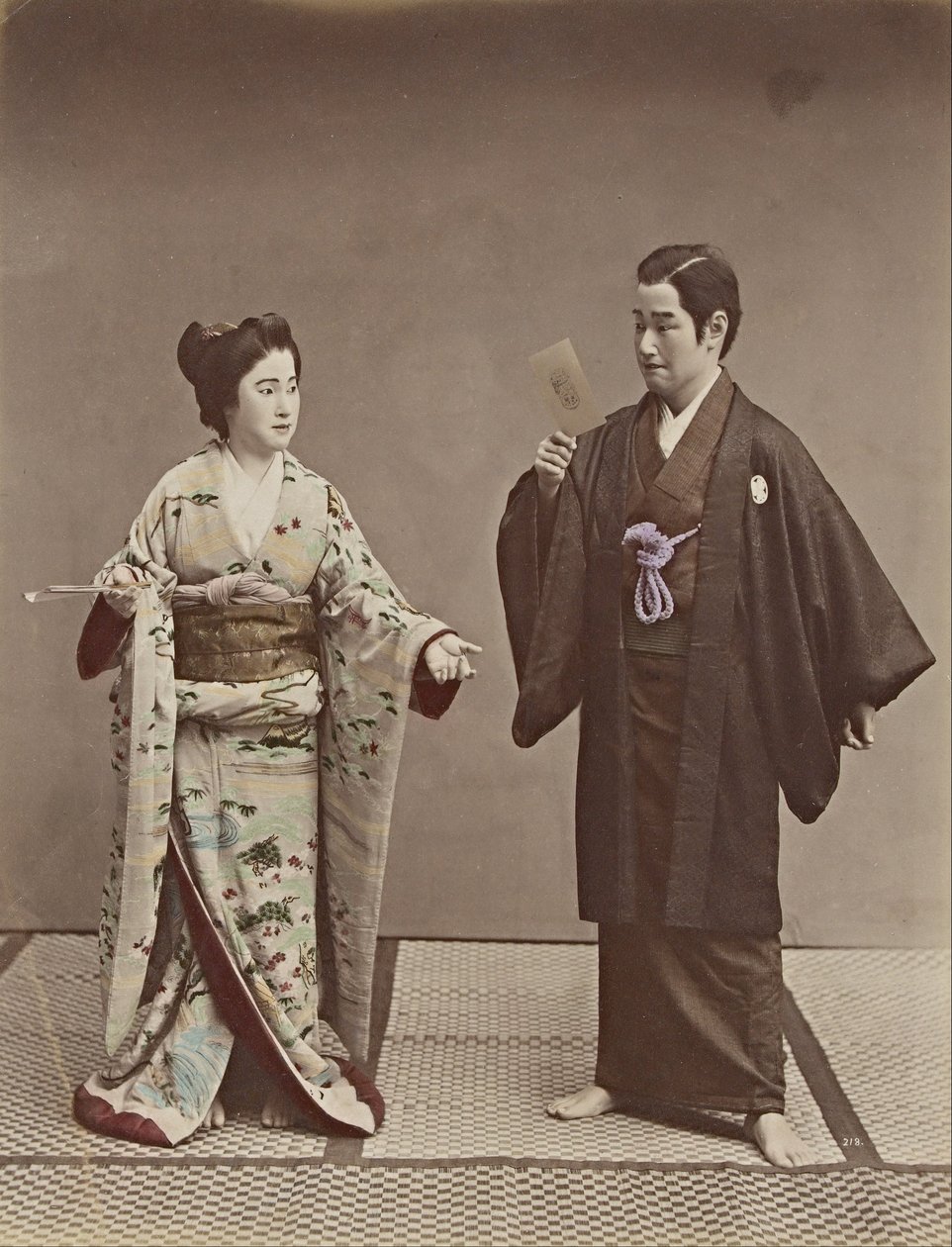 Kein Titel (Paar mit einem Kabinettfoto und Geist im Hintergrund) von Kusakabe Kimbei