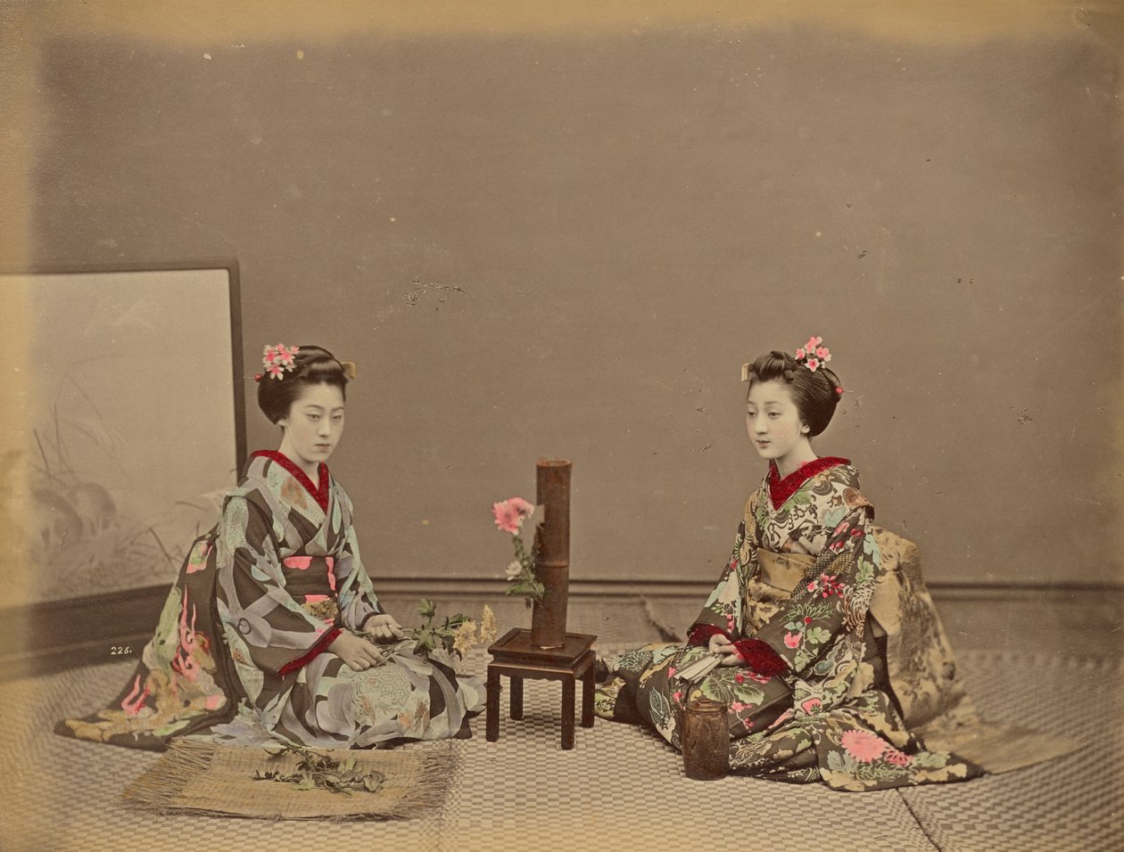 Blume, die durch Wasser am Leben gehalten wird von Kusakabe Kimbei