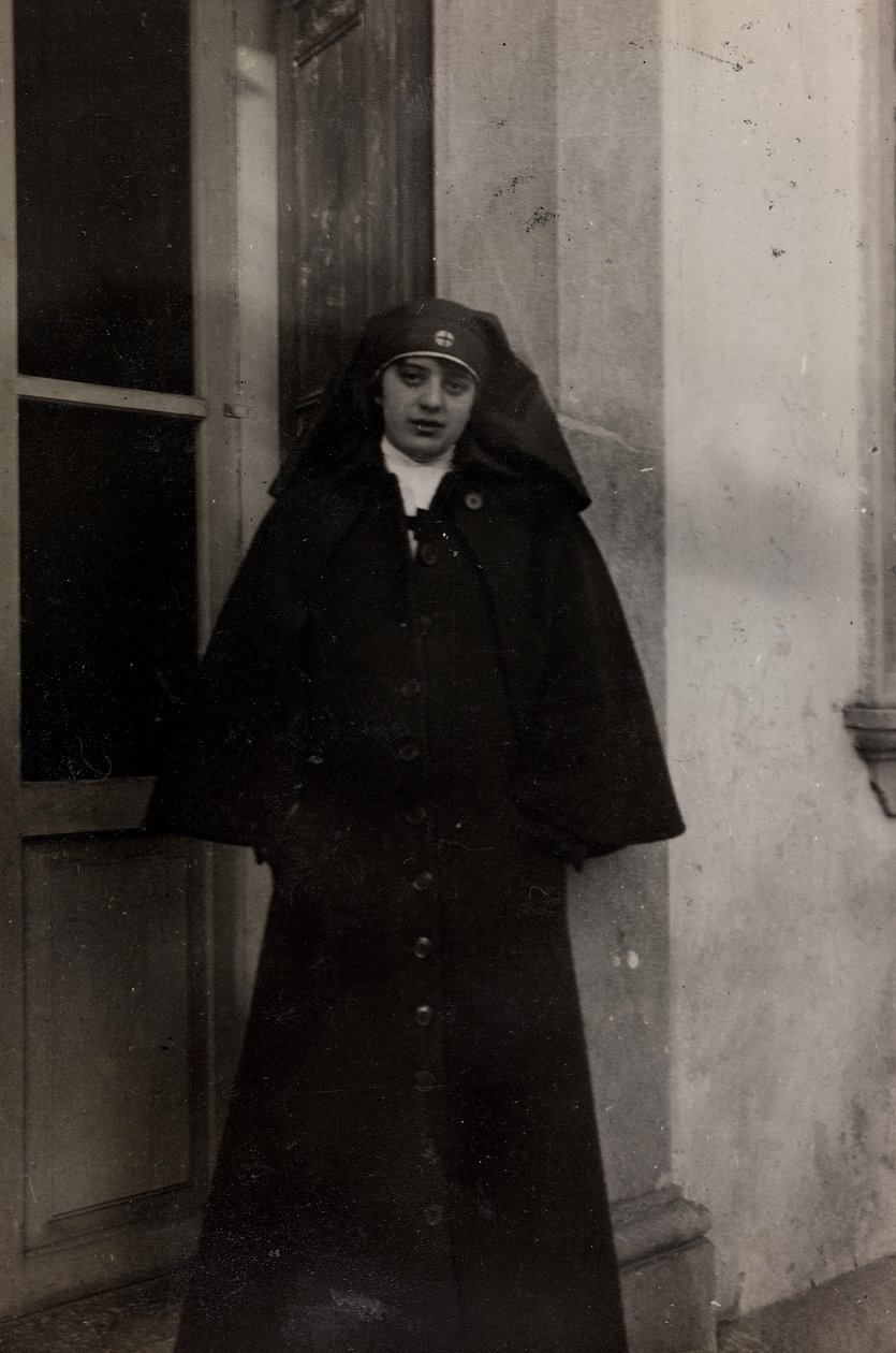 Album des Ersten Weltkriegs in Friaul-Julisch Venetien: Porträt der Rotkreuzschwester Elena Bianconcini in der Villa Brazzà, Heimat des 17. Kriegslazaretts in Soleschiano Manzano von L. Verdiani