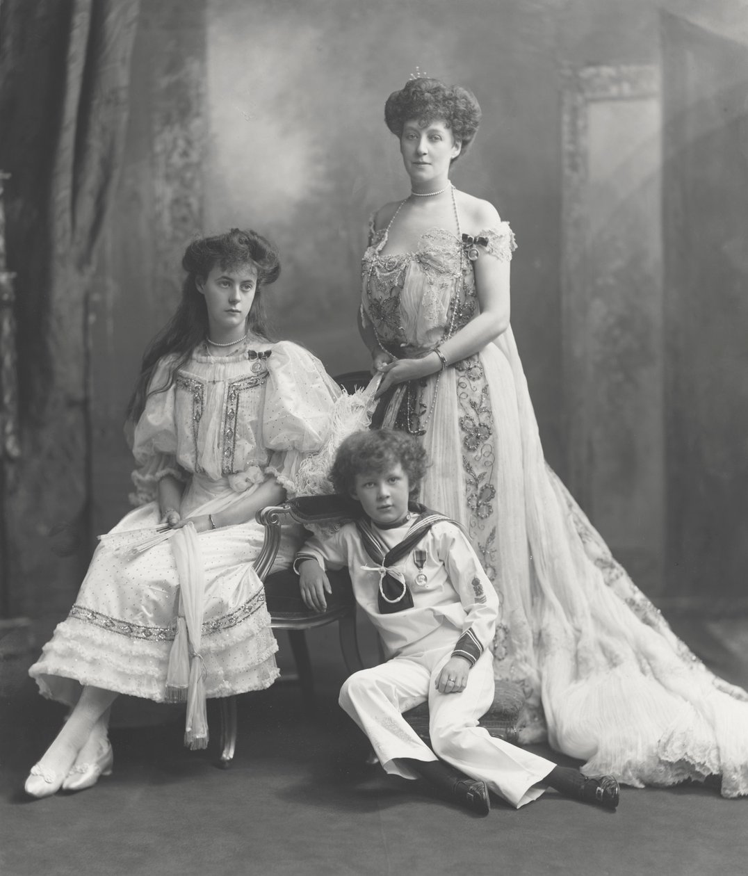 Viscountess Knollys und ihre Kinder, fotografiert anlässlich des Erhalts der Krönungsmedaillen von König Edward VII, 1902 von Lafayette Studio