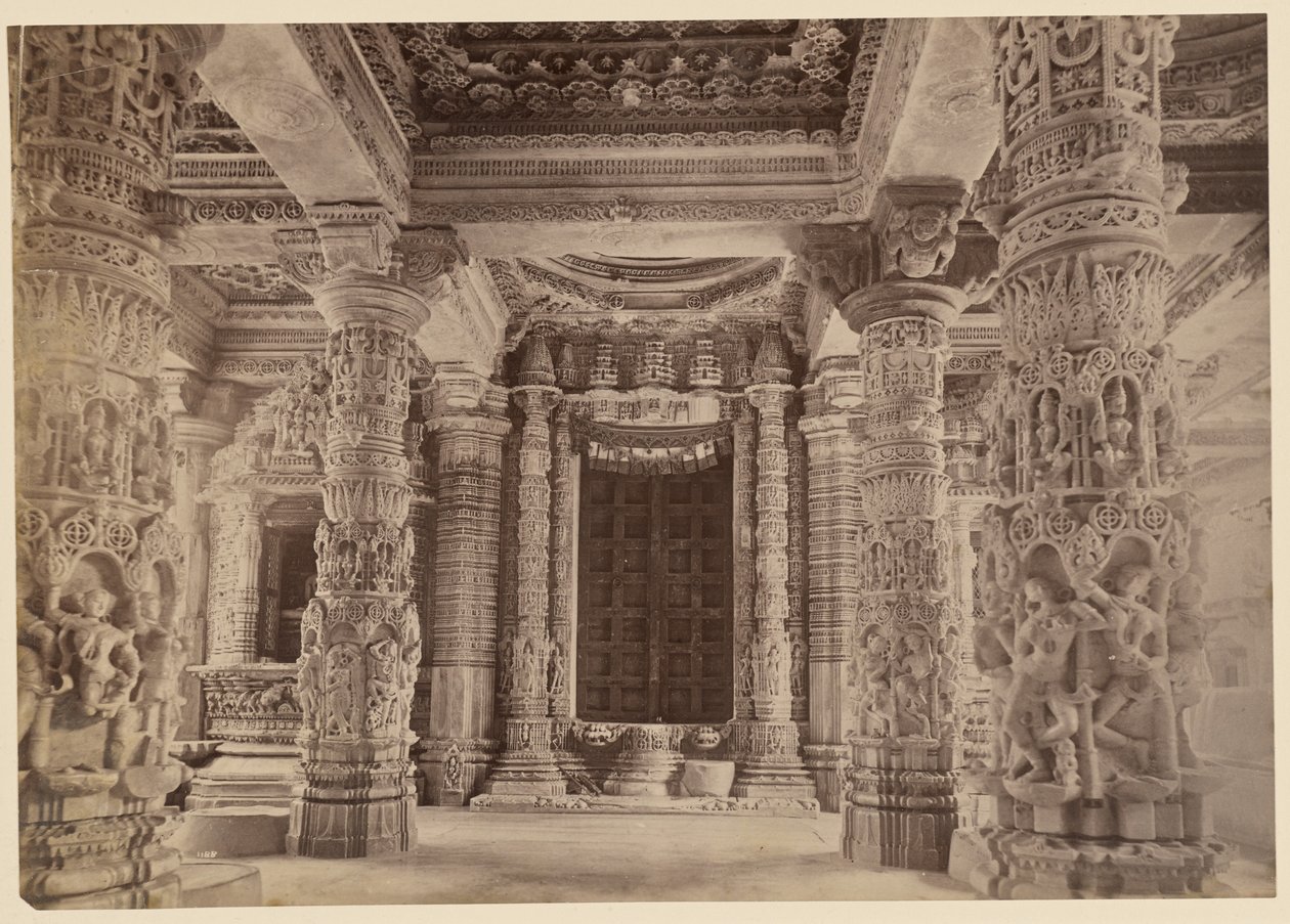 Türöffnung und obere Säulen, Delwara-Tempel, Mount Abu von Lala Deen Dayal