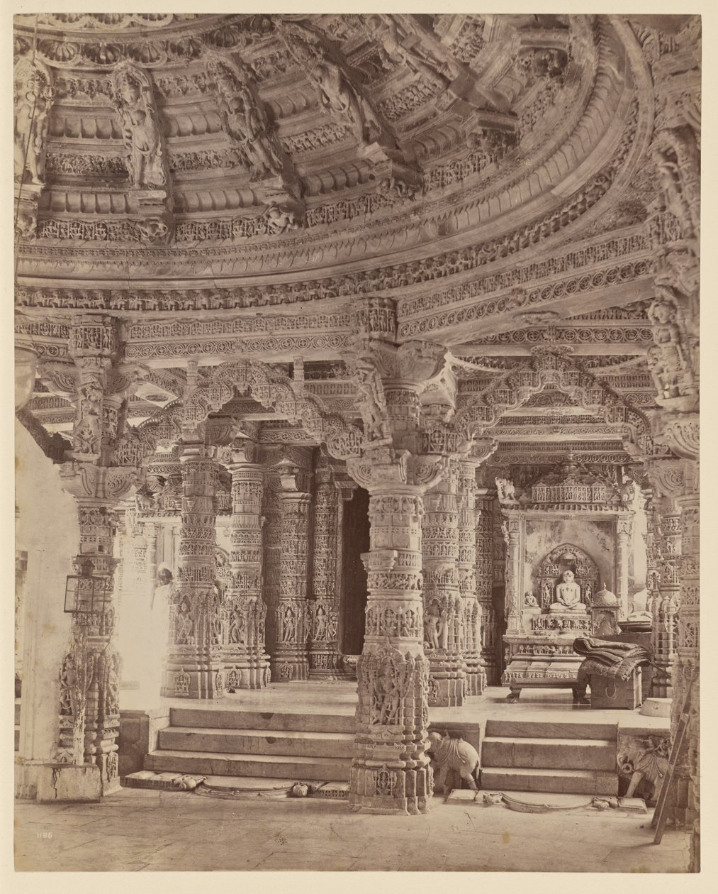 Innenansicht des Delwara-Tempels mit Säulen und Kuppeldach, Mount Abu von Lala Deen Dayal